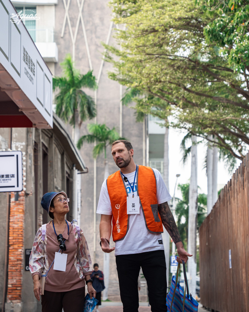 海神洋將艾德陪伴長者。（高雄海神提供）