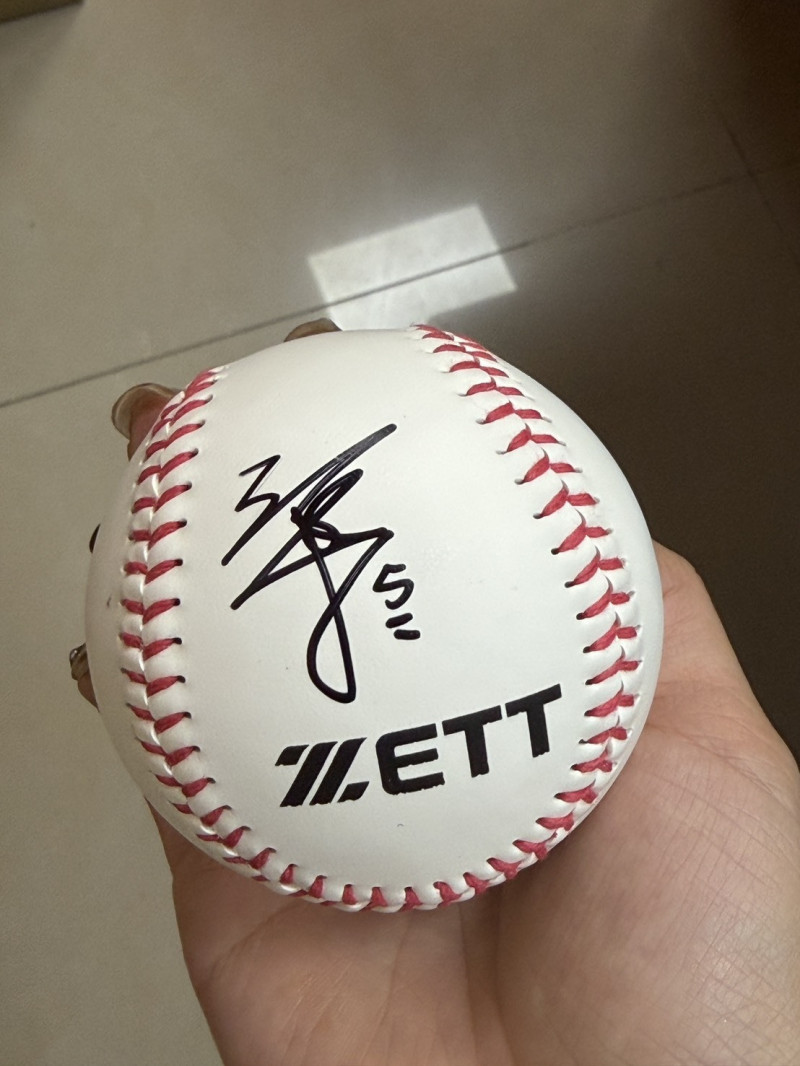 梁家榮送給球員簽名球。（郭定緯提供）