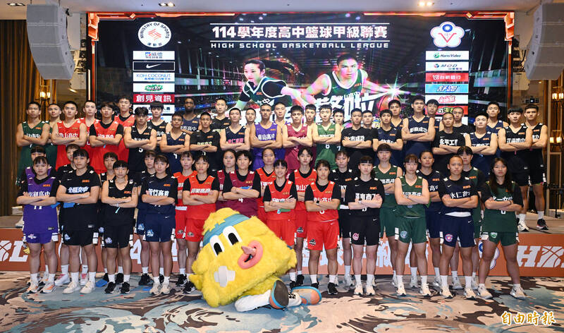 114學年度HBL高中籃球甲級聯賽預賽開打記者會，男16強、女12強共計28個隊伍的球員代表齊亮相。（記者廖振輝攝）