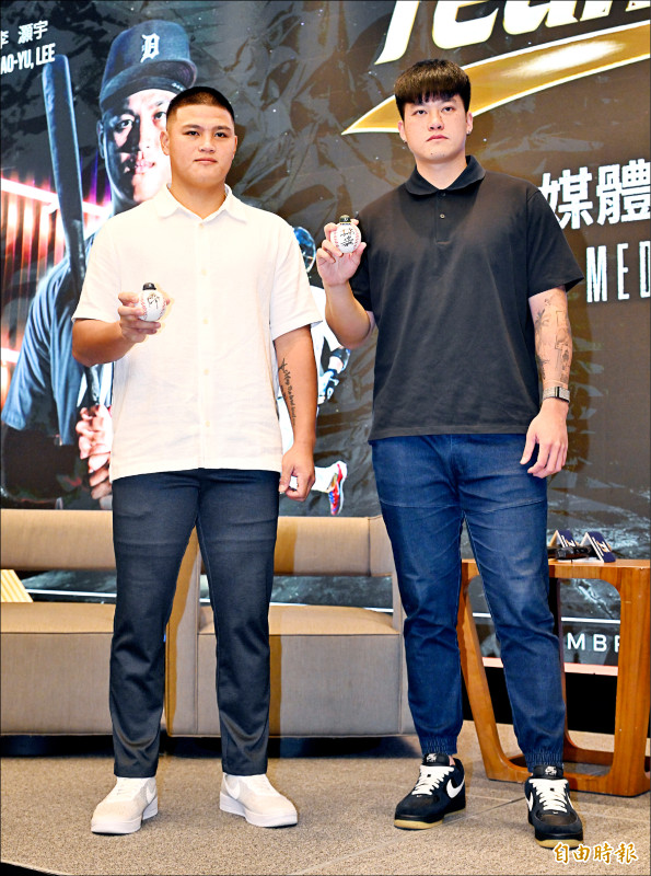 旅美球星李灝宇（左）、莊陳仲敖（右）返台記者會。（記者廖振輝攝）