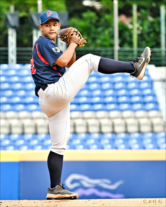 平鎮高中先發投手胡冠威。（記者陳志曲攝）