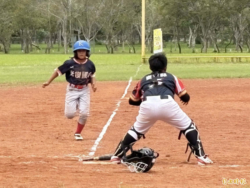 花蓮光復國小鄭米勒‧嘎造（左）衝回本壘得分。（記者徐正揚攝）