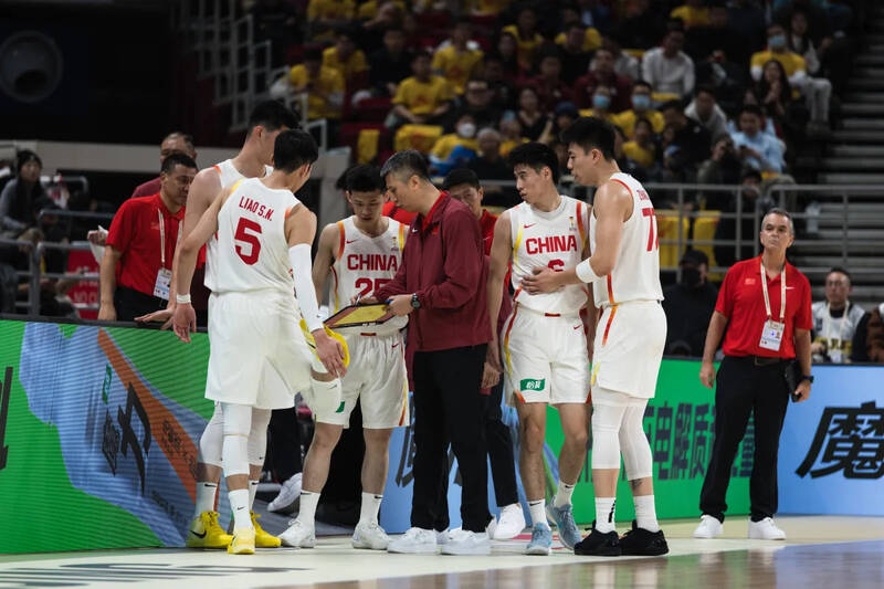 中國隊出師不利以76：80不敵南韓。（取自FIBA）