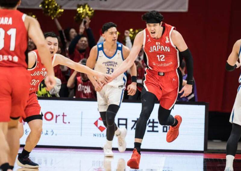 渡邊雄太（右）。（取自FIBA官網）