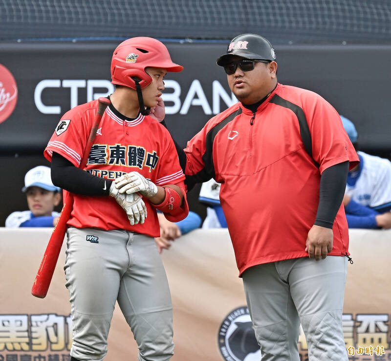 台東體中總教練陳峰岳（右）提醒球員注意事項。（記者陳志曲攝）