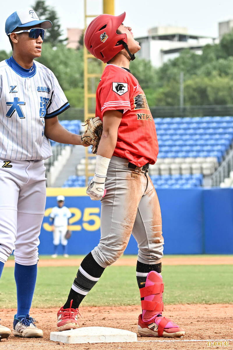 台東體中李彥霆拼出三壘安打。（記者陳志曲攝）