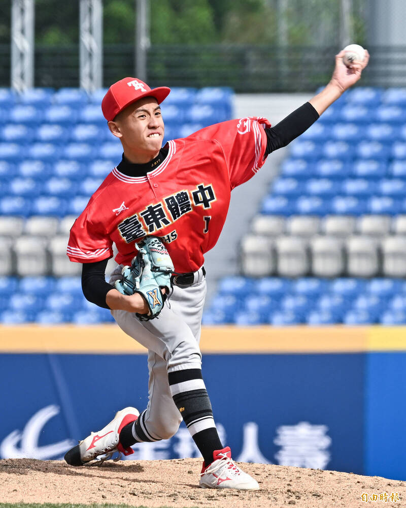 台東體中先發投手曾睿豪。（記者陳志曲攝）
