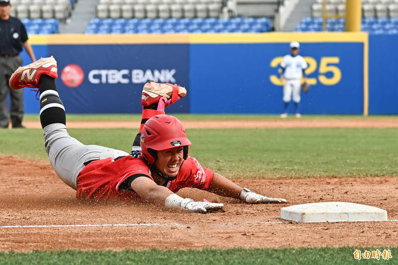 台東體中李彥霆拼出三壘安打。（記者陳志曲攝）
