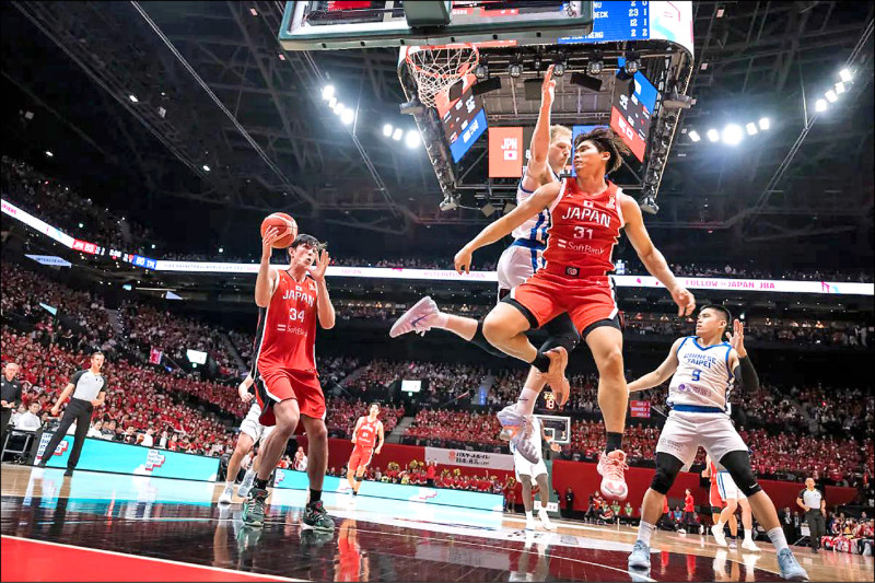 「新台灣人」高柏鎧（右三）即使砍下全場最高23分，台灣隊仍不敵日本隊多點開花。（取自FIBA官網）