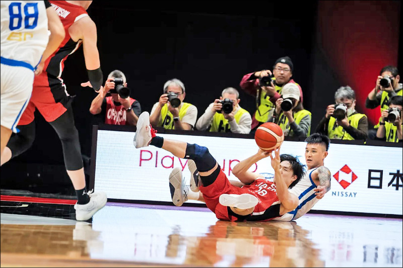 盧峻翔（後）與日本隊馬場雄大激烈攻防，台灣隊在世界盃資格賽首戰慘敗給日本。（取自FIBA官網）