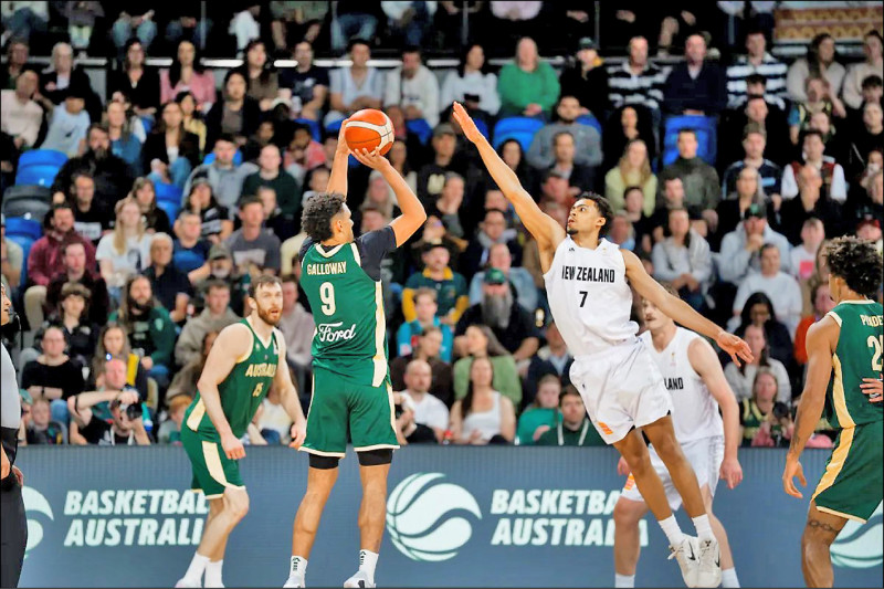 澳洲王牌蓋洛威（左）率隊開紅盤。（取自FIBA官網）