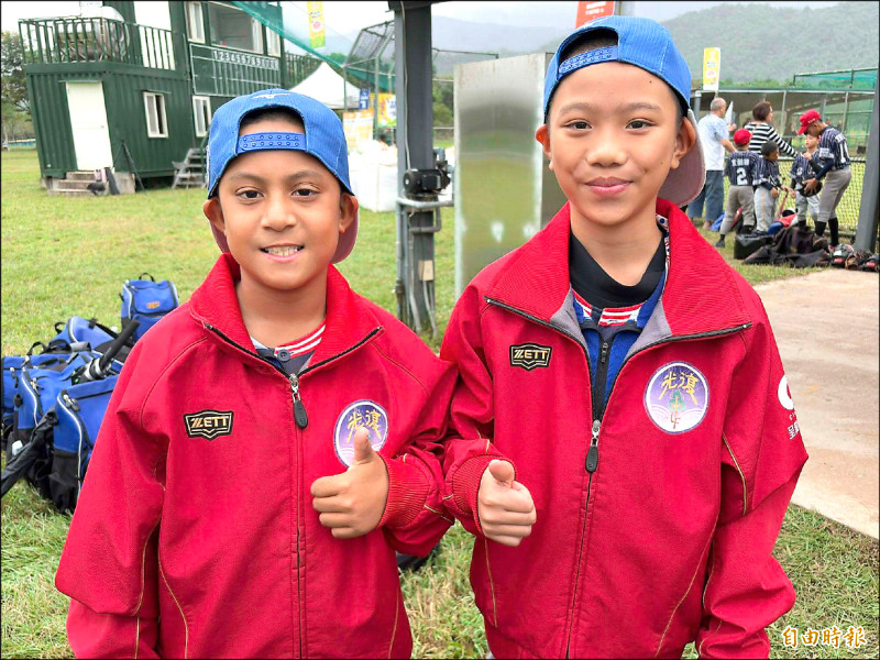 花蓮光復國小鄭米勒‧嘎造（左）與徐梓桓。（記者徐正揚攝）