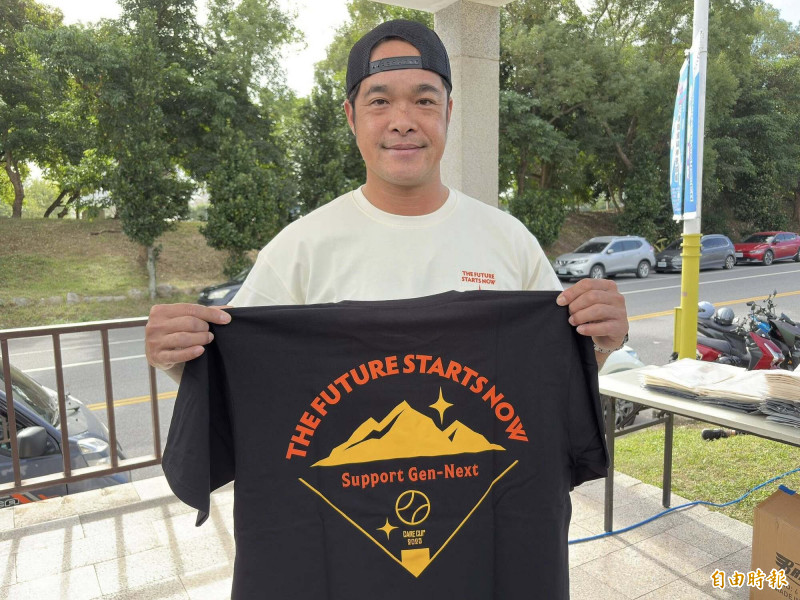 林智勝當選原棒協新任理事長，帶領協會人員在關懷盃比賽場地義賣Ｔ恤。（記者徐正揚攝）