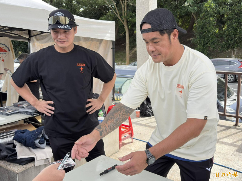 原棒協新任、卸任理事長林智勝（右）、王勝偉帶領工作人員義賣Ｔ恤並為球迷簽名。（記者徐正揚攝）