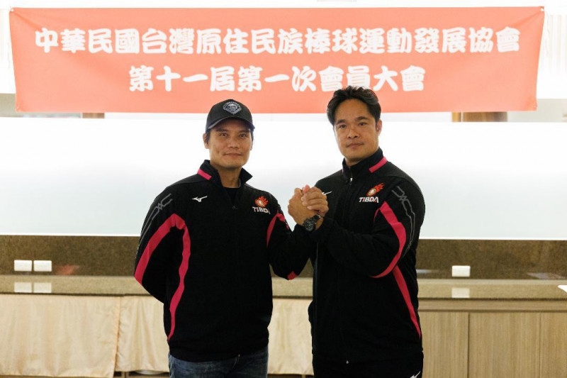 林智勝（右）接任王勝偉成為原棒協新任理事長。（原棒協提供）