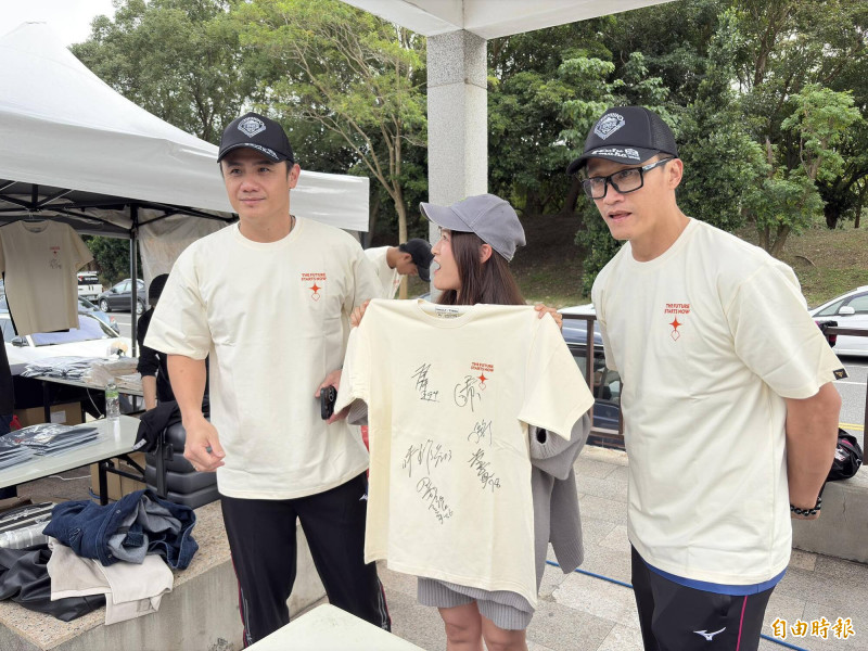 統一獅陳鏞基（左）參加關懷盃少棒賽周邊活動。（記者徐正揚攝）