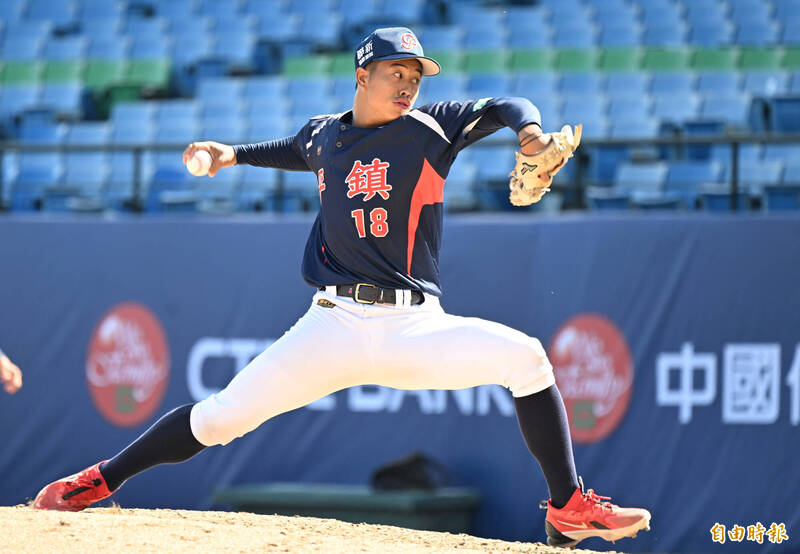 平鎮先發投手蔡辰瀧。（記者林正堃攝）