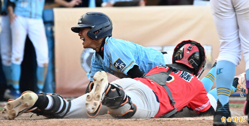 羅工溫以恩利用東體投手暴投回本壘得分。（記者林正堃攝）