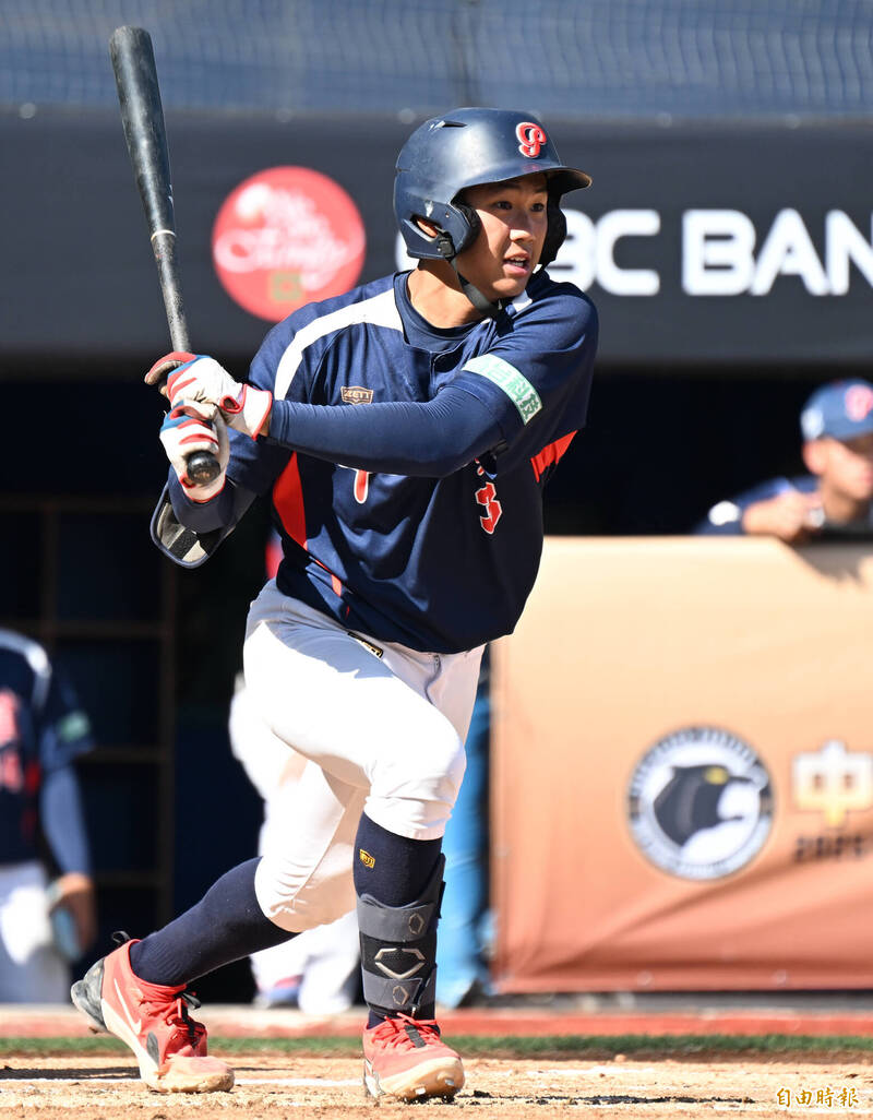 平鎮巫宏威敲安打回全場唯一1分。（記者林正堃攝）