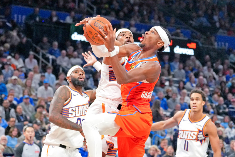 吉爾吉斯亞歷山大（右）連92場得分超過20分。（美聯社）