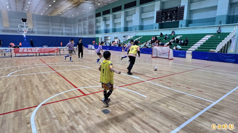 三對三草根足球賽，因人員精簡適合澎湖小班小校發展運動競賽。（記者劉禹慶攝）