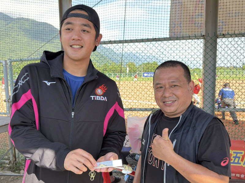 拿莫‧伊漾（左）收到日前協助救災的紀念小物。（記者徐正揚攝）