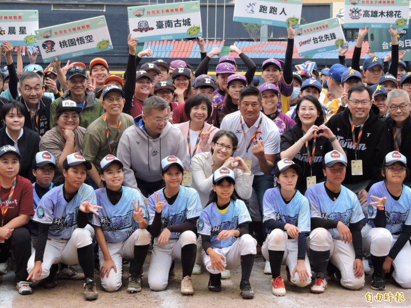 台灣女子棒球聯隊賽結束後大家合照。（記者蘇金鳳攝）
