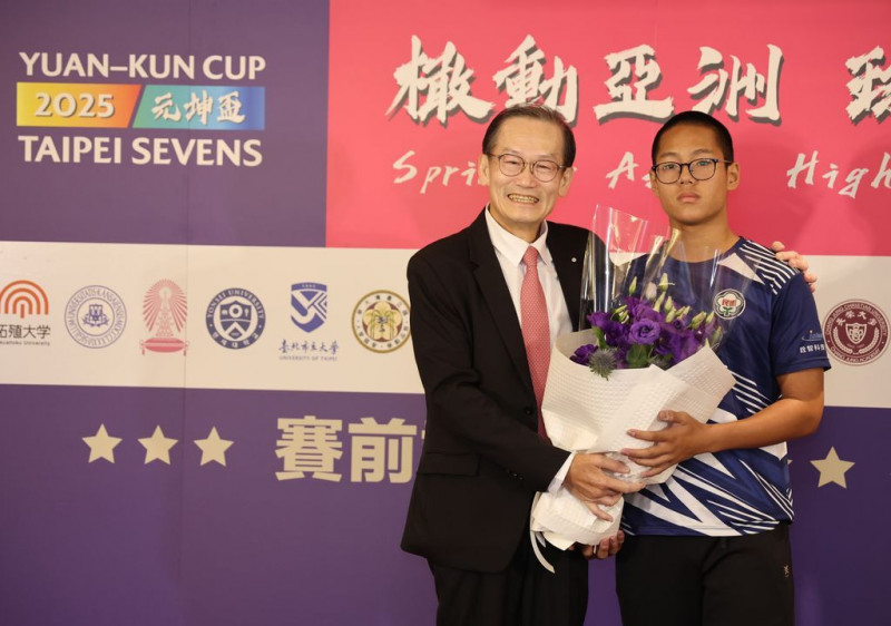 民德國中楊恩睿（右）獻花感謝杜元坤。（元坤運動文創提供）