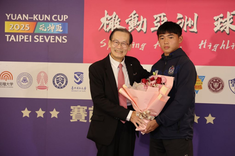 竹圍高中吳振寧（右）獻花感謝杜元坤。（元坤運動文創提供）