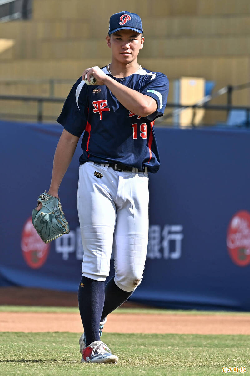 平鎮高中先發投手吳丞顥。（記者陳志曲攝）