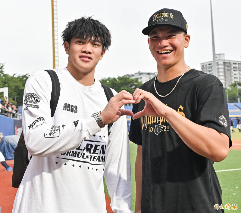 平鎮高中先發投手吳丞顥（右）與學長林維恩（左）合影。（記者陳志曲攝）
