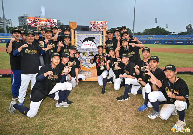 平鎮高中拿下黑豹旗冠軍。（記者陳志曲攝）