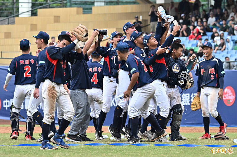 平鎮高中拿下本屆黑豹旗冠軍。（記者陳志曲攝）