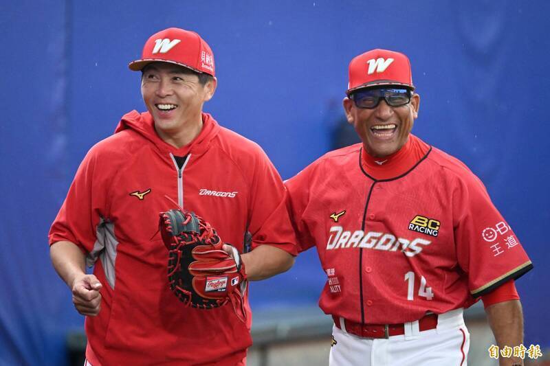 味全龍總教練葉君璋與打擊教練克魯茲（右）。（資料照，記者陳逸寬攝）