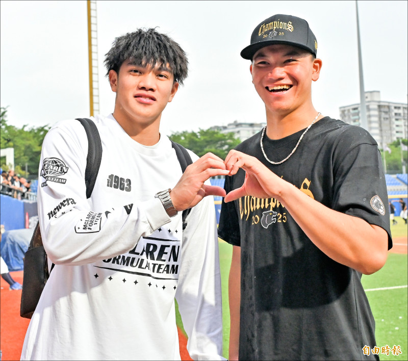 平鎮吳丞顥（右）與學長林維恩合影。（記者陳志曲攝）