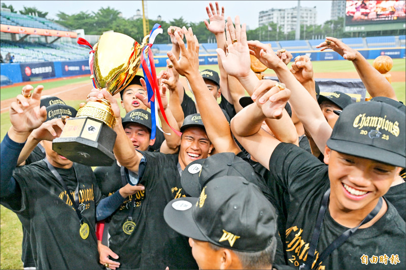 平鎮高中獲得第8座黑豹旗冠軍。（記者陳志曲攝）