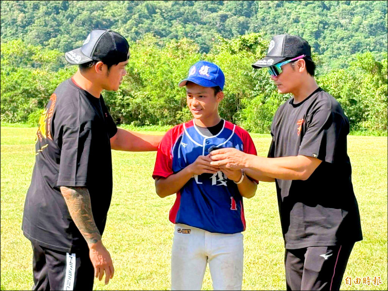 高聖凱（中）想到漏球哽咽，林智勝（左）、王勝偉上前安撫。（記者徐正揚攝）