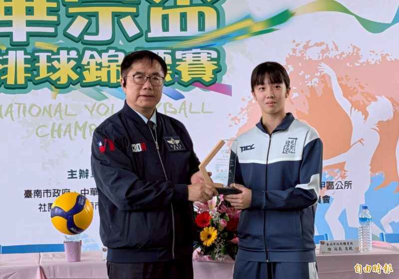 台南市長黃偉哲今日頒發台南之光給學甲國中選手陳巧芮，表彰在地排球界優秀表現。（記者王涵平攝）
