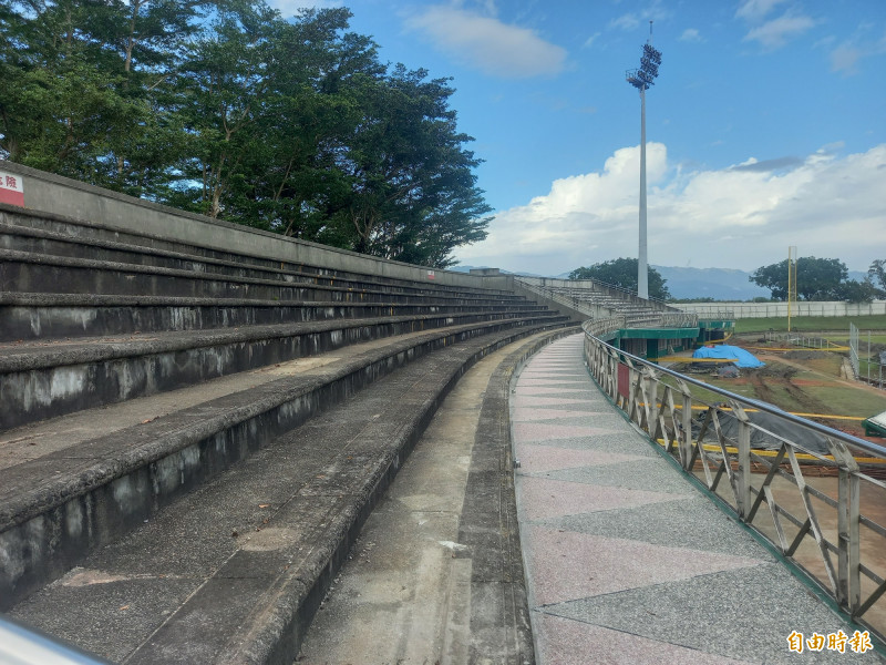 宜蘭縣政府編列二千萬元預算，在羅運棒球場內野看台裝設2800個座椅。（記者江志雄攝）