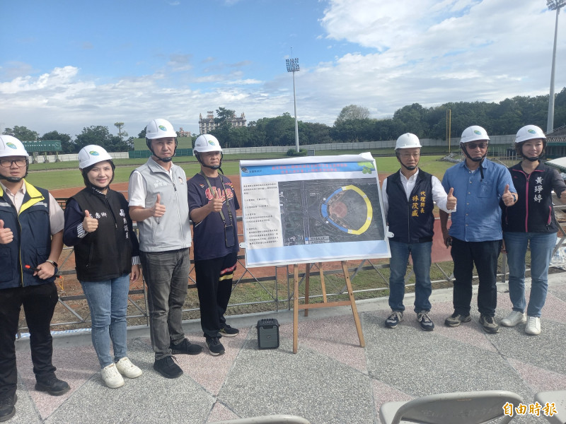 宜蘭縣代理縣長林茂盛（右3）等人，今天視察羅運棒球場整修工程。（記者江志雄攝）
