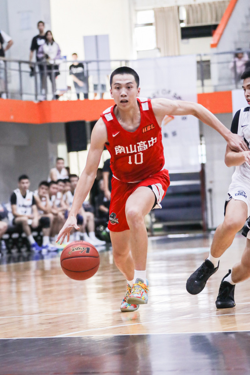 南山高中謝旻耕出賽23分鐘，拿19分、10籃板、4助攻（高中體總提供）