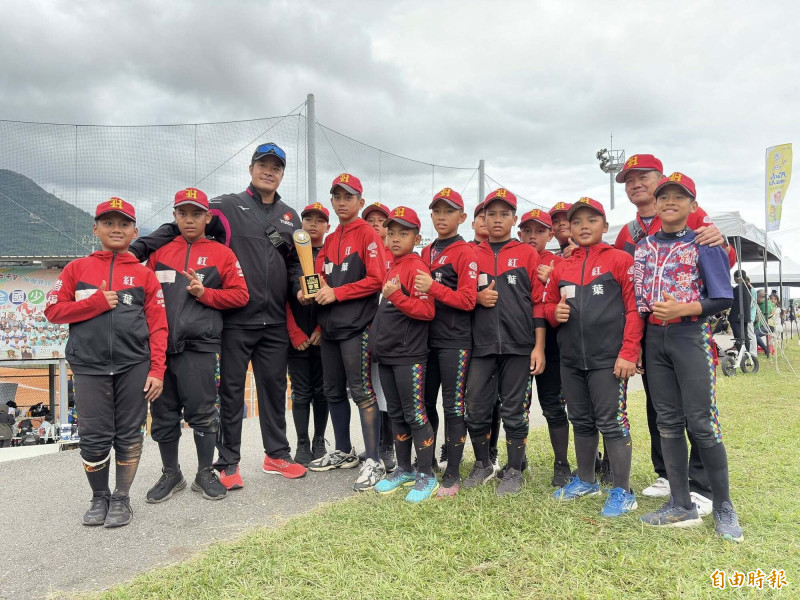 台東紅葉國小獲關懷盃少棒硬式組季軍，由新任理事長林智勝（左3）頒贈獎盃。（記者徐正揚攝）