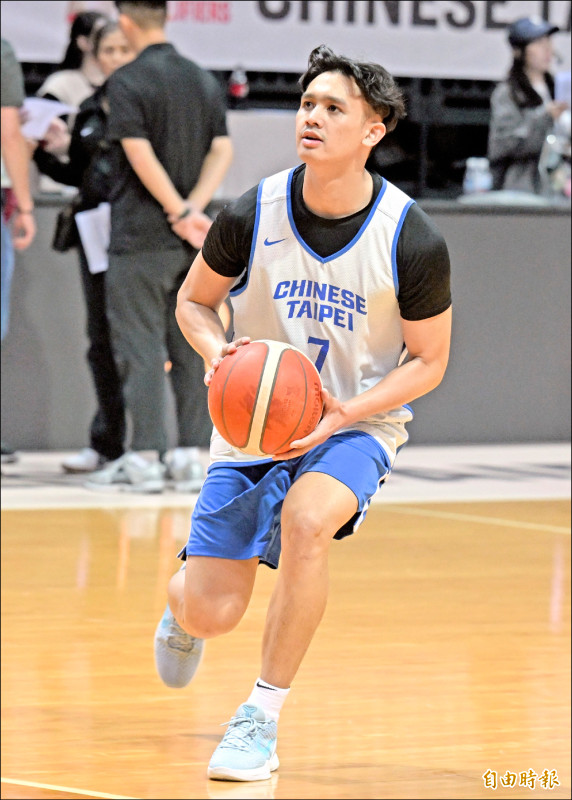 游艾喆在日本B聯賽本季成績進步很多，昨日媒對他進行特別訪問。（記者林正堃攝）