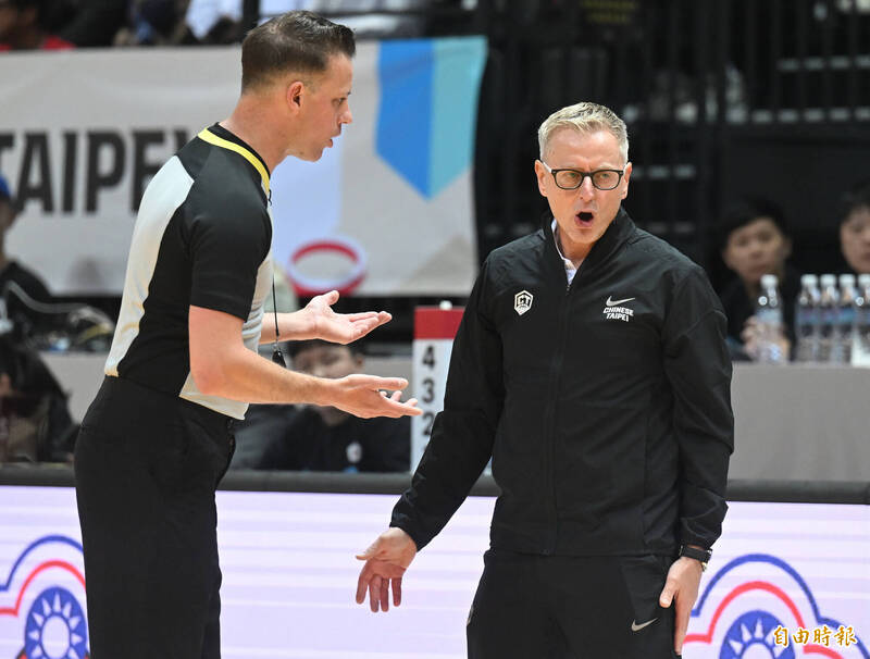 圖齊向裁判溝通。（記者林正堃攝）