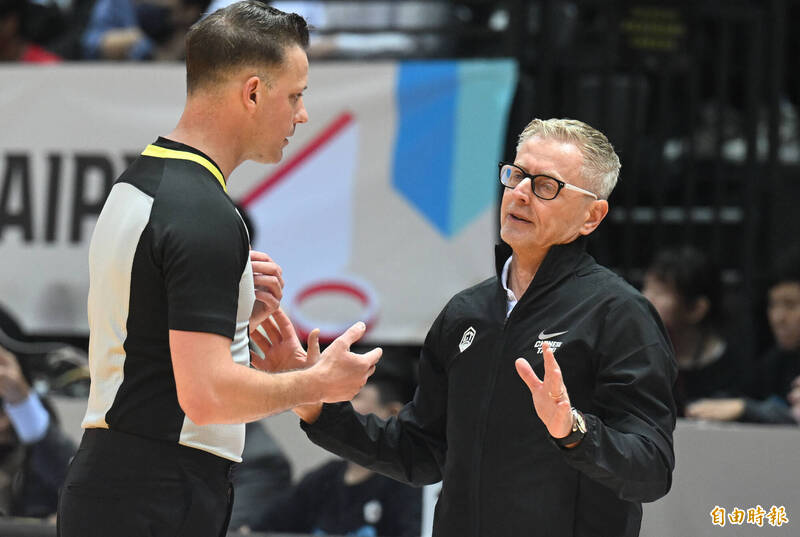 圖齊向裁判溝通。（記者林正堃攝）