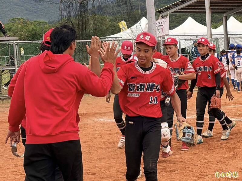 台東體中獲得第32屆關懷盃青少棒組冠軍，林恩（右）與教練團擊掌。（記者徐正揚攝）