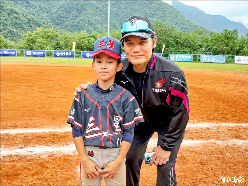 三星國小先發投手李鑫（左）與原棒協前任理事長王勝偉合影。（記者徐正揚攝）