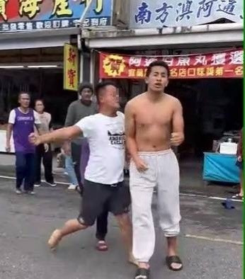 高國豪（右）去年底與哥哥在蘇澳某家餐廳爆發肢體衝突，過程中遭大哥高聖文（左）追打。（圖由民眾提供）