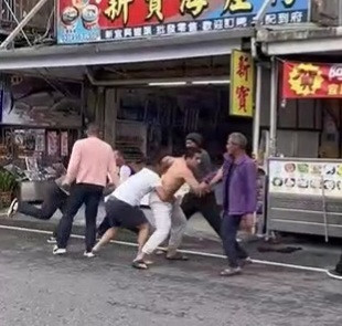 高國豪（打赤膊者）與哥哥扭打畫面流出。（圖由民眾提供）
