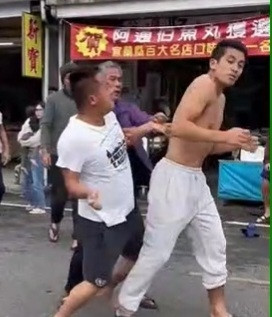 高國豪（右）去年底與哥哥在蘇澳某家餐廳爆發肢體衝突，過程中遭大哥高聖文（左）追打。（圖由民眾提供）